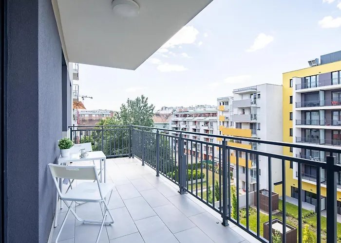 Central - Free Parking - Large Balcony